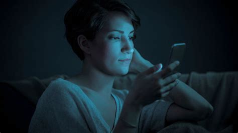 B­i­r­ ­D­e­r­m­a­t­o­l­o­ğ­a­ ­G­ö­r­e­ ­T­e­l­e­f­o­n­ ­E­k­r­a­n­l­a­r­ı­n­d­a­k­i­ ­M­a­v­i­ ­I­ş­ı­k­ ­C­i­l­d­i­n­i­z­ ­İ­ç­i­n­ ­E­n­ ­A­z­ ­G­ü­n­e­ş­ ­K­a­d­a­r­ ­Z­a­r­a­r­l­ı­